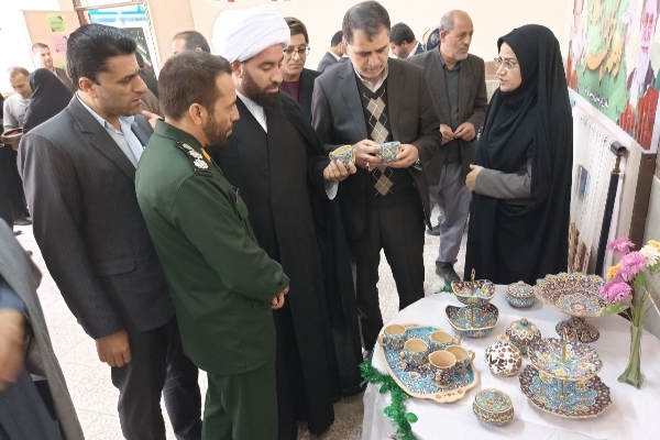 برگزاری نمایشگاه هنرهای تجسمی و صنایع دستی بمناسبت دهه فجر به همت کمیته امداد سرپل‌ذهاب