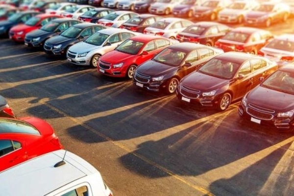 واردات خودروهای کارکرده از مناطق آزاد انجام می‌شود/ تا تصویب بودجه باید منتظر ماند