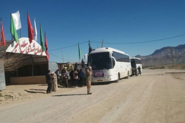 بازدید کاروان های راهیان نور از مناطق عملیاتی غرب کشور در قاب دوربین ثبت شد / حضور دانش آموزان دختر سرپل ذهابی در یادمان های دفاع مقدس و قدمگاه شهدا در جبهه های غرب کشور