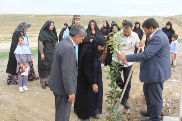 برگزاری ویژه برنامه نظامی خوانی و کاشت درخت به نام نظامی و شهدای انقلاب و مرحوم احمد عزیزی در  روستای دول الیاس شهرستان