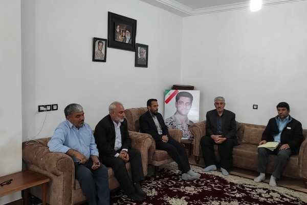دیدار فرمانده سپاه ناحیه سرپل‌ذهاب با خانواده معظم شهداء