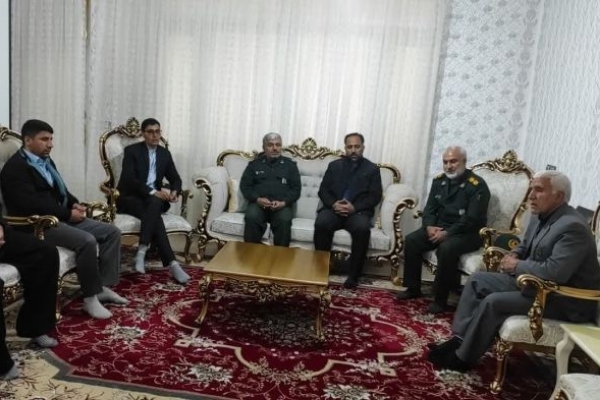 دیدار جانشین فرماندهی سپاه شهرستان با خانواده معظم شهداء