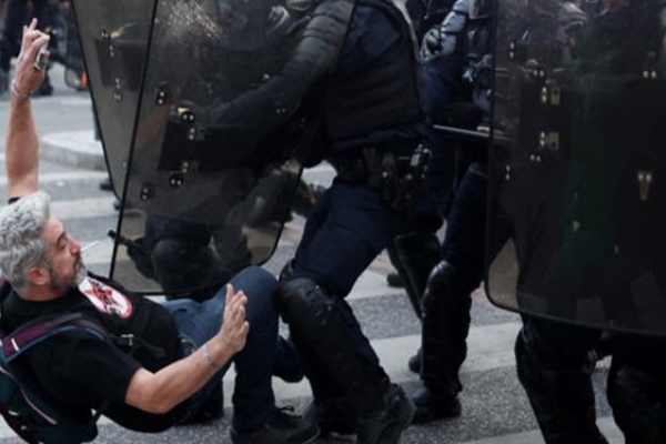 بیانیه بسیج دانشجویی خطاب به ماکرون: با کشور خود همان کنید که به دیگران توصیه می‌کردید