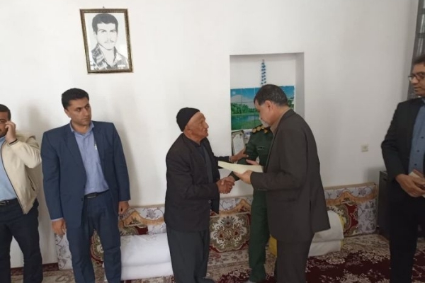 دیدار مسئولین شهرستان با خانواده معظم شهداء