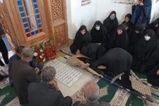 پخش کلیپ:تشییع مادر شهید امینی بر دستان مردم قدر شناس سرپل‌ذهاب