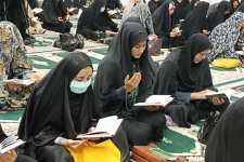 دست های نیاز و طلب روزه داران سرپل ذهابی در اولین شب قدر به آسمان بلند شد / تضرع و استغاثه برای طلب بخشش و مقدر شدن تقدیری زیبا در اولین شب از لیالی قدر در حرم احمدابن اسحاق(ره)