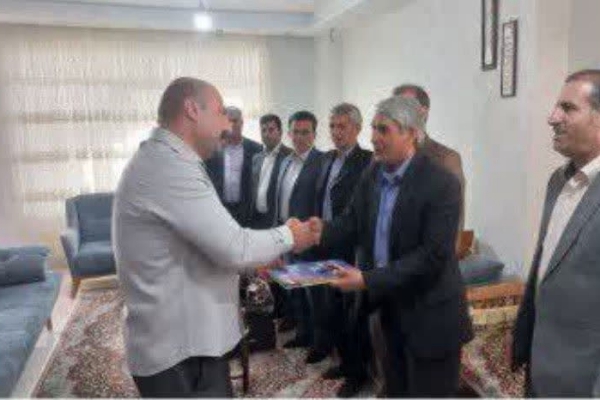 دیدار مدیریت و کارکنان آموزش و پرورش سرپلذهاب با خانواده معلم شهید میرزا ویس ذهابی