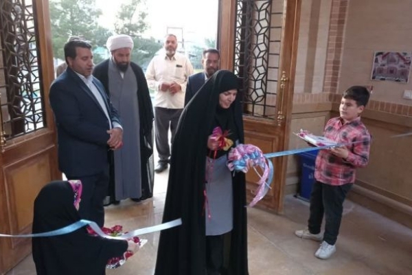 افتتاح نمایشگاه آثار دستی شرکت دانش آموزان شرکت کننده در طرح شهر من شهر نماز سرپل ذهاب