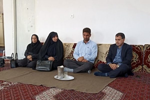 دیدار فرماندار شهرستان سرپل‌ذهاب با خانواده های تحت پوشش بهزیستی شهرستان