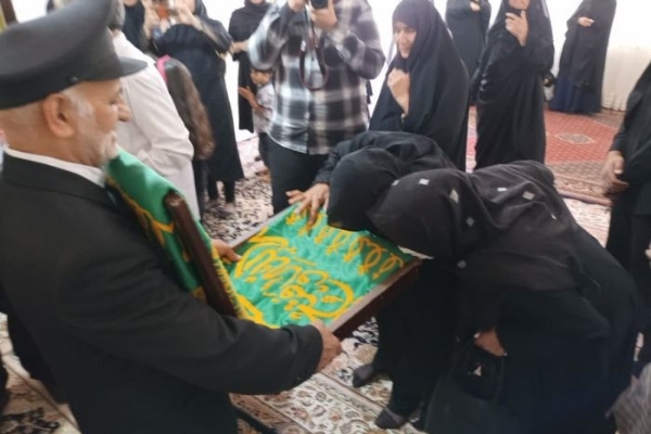 خادمان حرم رضوی با خانواده شهیدان آرایشی در سرپل ذهاب دیدار کردند