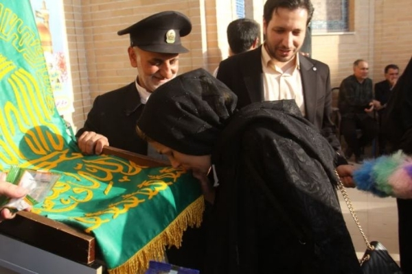 برگزاری مراسم استقبال از خدام رضوی و پرچم متبرک حرم رضوی در سرپل‌ذهاب