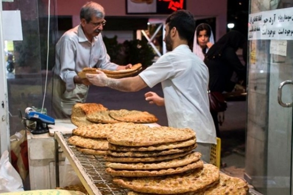 افزایش قیمت نان توسط نانوایان‌ تخلف است‌