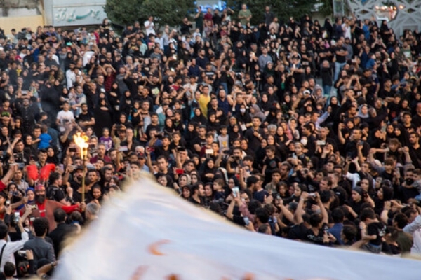 حضور مومنانه مردم در مراسم عزای حسینی برنامه‌ریزی دشمنان را شکست داد