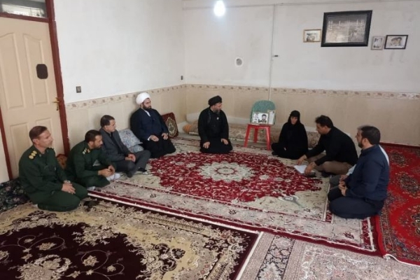 دیدار مسئولین با خانواده‌های معظم شهدای شهرستان