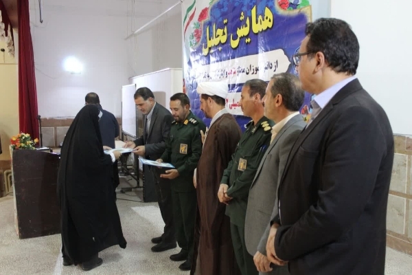 همایش تجلیل از دانش‌آموزان ممتاز شاهد و ایثارگر در شهرستان سرپل‌ذهاب برگزار شد