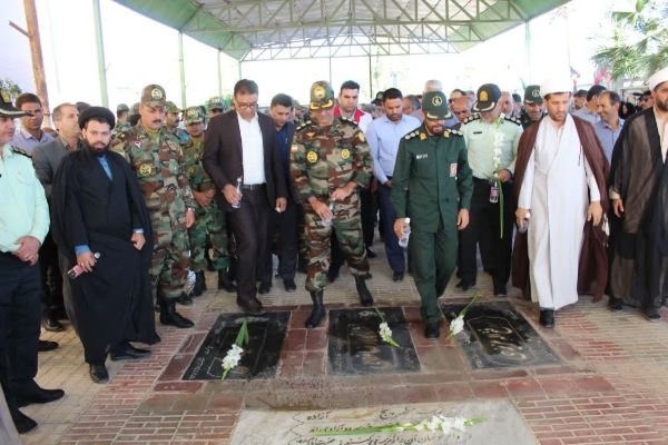 غبار روبی مزار شهدا به مناسبت هفته دفاع مقدس در شهرستان سرپل‌ذهاب برگزار شد