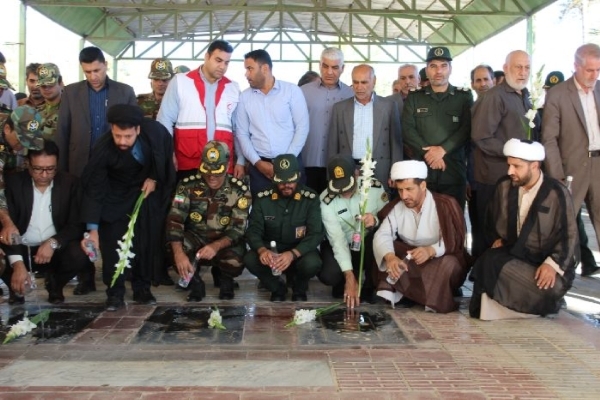 غبارروبی مزار شهدای شهرستان سرپلذهاب به مناسبت هفته دفاع مقدس