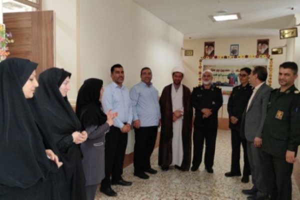 برپایی نمایشگاه عکس و تجهیزات رزمندگان دفاع مقدس در دبستان ۱۷ شهریور این شهرستان