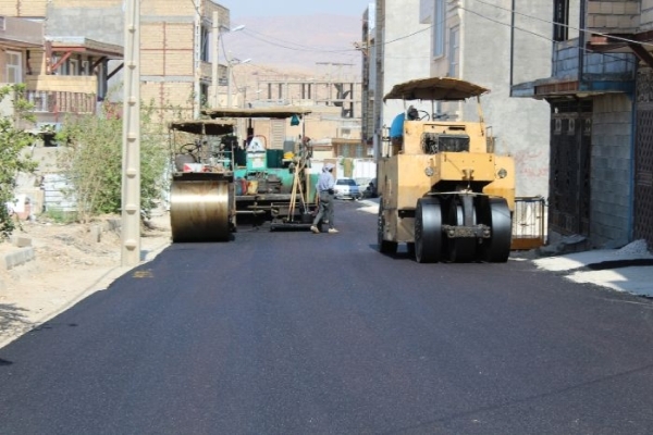 بازدید مسئولین شهر سرپل ذهاب از روند اجرای عملیات آسفالت در شهرک نیروی انتظامی