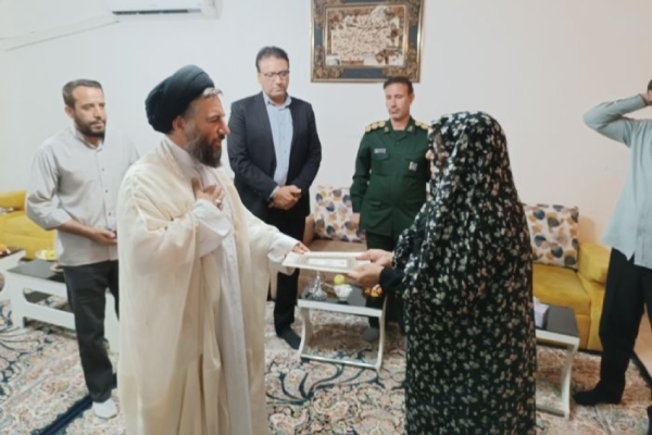 دیدار امام جمعه و مسئولین شهرستان سرپلذهاب با خانواده معظم شهدا