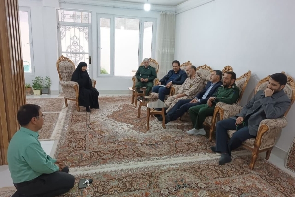 مسئولان سرپل ذهاب و قرارگاه نجف اشرف نیروی زمینی سپاه از خانواده ۵ شهید شهرستان تجلیل و قدردانی بعمل آوردند