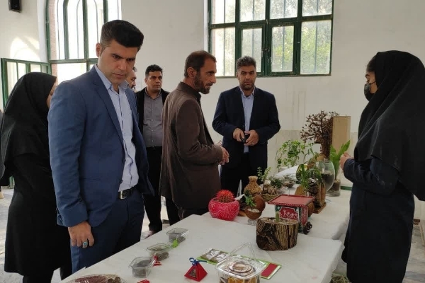 برگزاری نمایشگاه دست سازه های دانش آموزان سرپل ذهابی به مناسبت هفته پژوهش