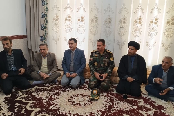 دیدار مسئولین با خانواده‌های معظم شهدای شهرستان