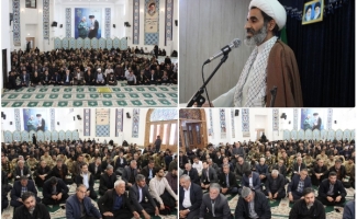 صفوف به هم پیوسته و دشمن شکن مردم سرپلذهاب در مصلای نماز جمعه مصلی نماز جمعه حرم مطهر احمد ابن اسحاق (‌ره)