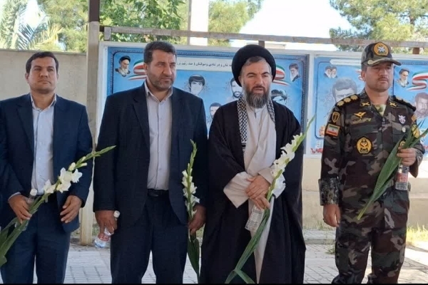 غبارروبی مزار شهدای حرم مطهراحمدبن اسحاق (ره)به‌مناسبت روزارتش