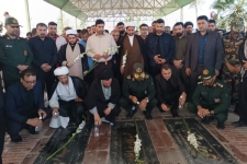 آیین غبارروبی و عطرافشانی مزار شهدای حرم احمدابن اسحاق (ره) در سرپل‌ذهاب به‌مناسبت گرامیداشت سالروز آزادسازی خرمشهر