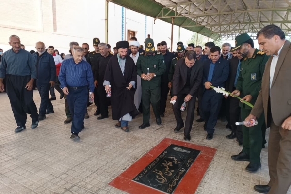 آیین غبارروبی و عطرافشانی مزار شهدای حرم احمدابن اسحاق (ره) به‌مناسبت گرامیداشت سالروز آزادسازی خرمشهر