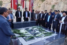 آیین غبارروبی و عطرافشانی مزار شهدای گمنام سرپل‌ذهاب بمناسبت گرامیداشت هفته قوه قضائیه