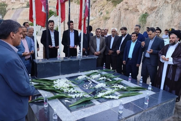 آیین غبارروبی و عطرافشانی مزار شهدای گمنام سرپل‌ذهاب بمناسبت گرامیداشت هفته قوه قضائیه