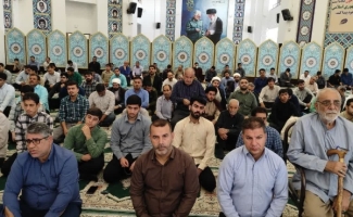 صفوف بهم پیوسته و دشمن شکن مردم سرپل‌ذهاب در مصلای نمازجمعه