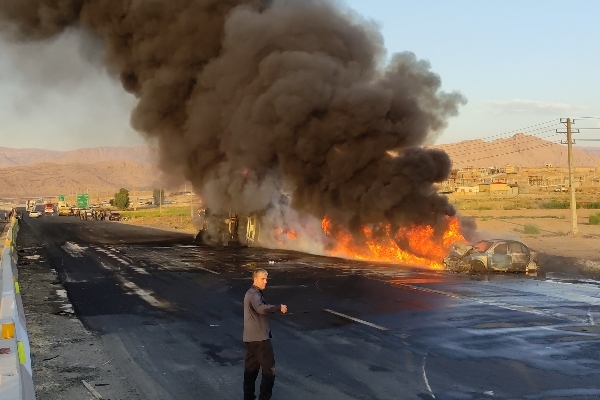 برخورد یک دستگاه تانکر سوخت با سواری سمند حادثه ساز شد