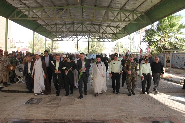 آیین غبارروبی و عطر افشانی مزار شهدای احمد ابن اسحاق (ره) سرپل ذهاب بمناسبت گرامیداشت هفته دفاع مقدس