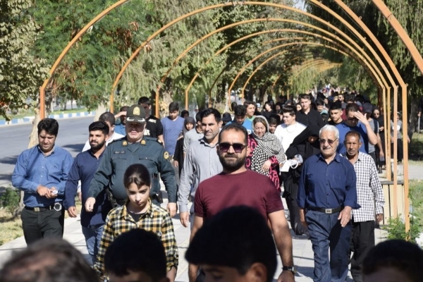 به مناسبت هفته دفاع مقدس همایش پیاده روی خانوادگی در شهرستان سرپل ذهاب برگزار شد