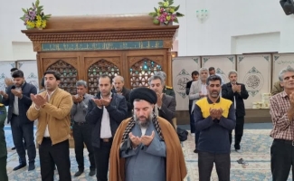 نماز وحدت ادارات شهرستان سرپل ذهاب در حرم مطهر احمد بن اسحاق (ره) اقامه شد