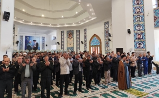 صفوف بهم پیوسته و دشمن شکن مردم سرپل ذهاب در مصلای نماز جمعه