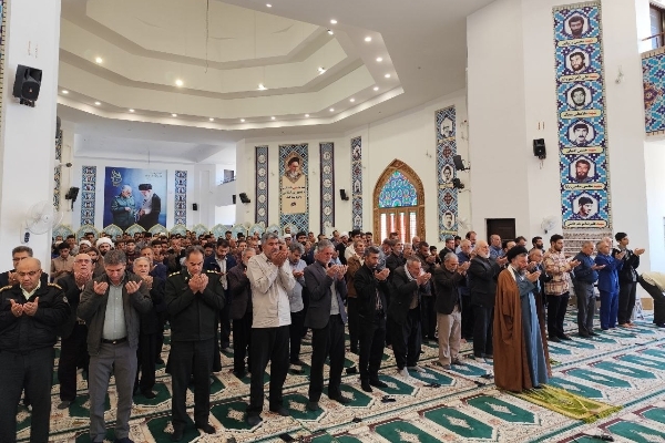 صفوف بهم پیوسته و دشمن شکن مردم سرپل ذهاب در مصلای نماز جمعه