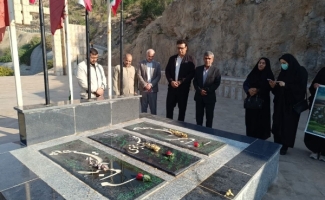 آیین غبارروبی و عطرافشانی مزار شهدا به مناسبت هفته کتاب در شهرستان سرپل ذهاب برگزار شد