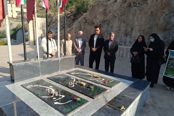 آیین غبارروبی و عطرافشانی مزار شهدا به مناسبت هفته کتاب در شهرستان سرپل ذهاب برگزار شد