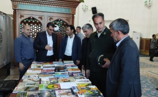 برپایی میز کتاب در حاشیه نماز جمعه سرپل‌ذهاب