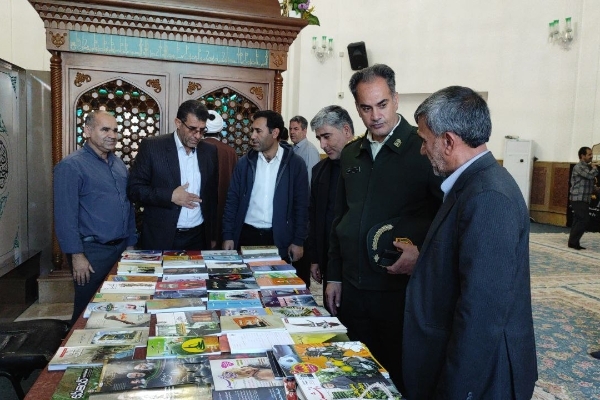 برپایی میز کتاب در حاشیه نماز جمعه سرپل‌ذهاب