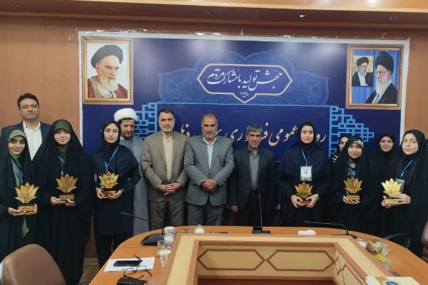 از دانش آموزان پویش ملی ایثار «من می‌نویسم» تجلیل شد