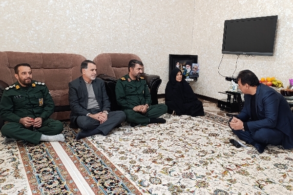 دیدار مسئولین با خانواده شهید باپیرزاده