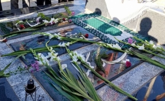 آیین غبارروبی و عطر افشانی مزار شهدای گمنام سرپل‌ذهاب به مناسبت گرامیداشت سالروز تشکیل نهضت سواد آموزی