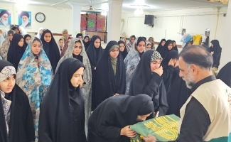 معتکفان سرپلذهابی میزبان پرچم حرم مطهر رضوی شدند