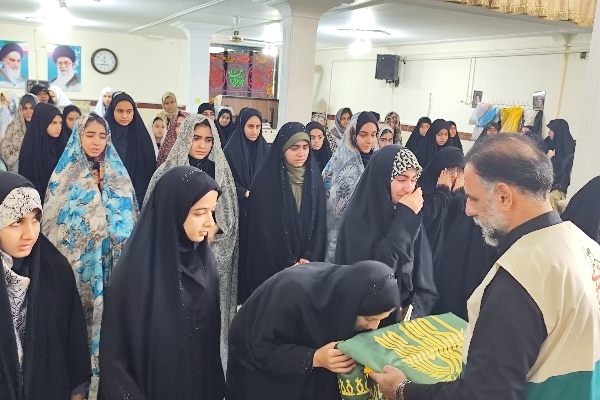 معتکفان سرپلذهابی میزبان پرچم حرم مطهر رضوی شدند