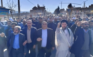 برگزاری راهپیمایی جمعه نصر در سرپل‌ذهاب / نمازگزاران آدینه سرپل‌ذهاب به شکرانه پیروزی جبهه مقاومت راهپیمایی کردند